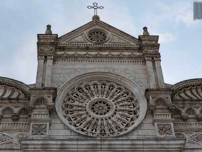 ...ovvero il grande rosone centrale, il rosoncino della cuspide...